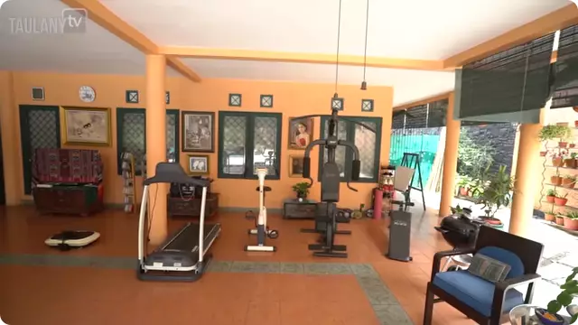 Halaman belakang rumah Ikang Fawzi dan Marissa Haque © 2024 YouTube