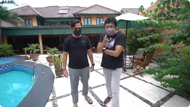 Halaman belakang rumah Ikang Fawzi dan Marissa Haque © 2024 YouTube