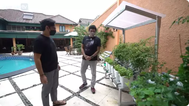 Halaman belakang rumah Ikang Fawzi dan Marissa Haque © 2024 YouTube