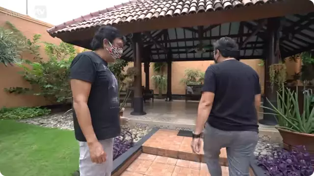 Halaman belakang rumah Ikang Fawzi dan Marissa Haque © 2024 YouTube