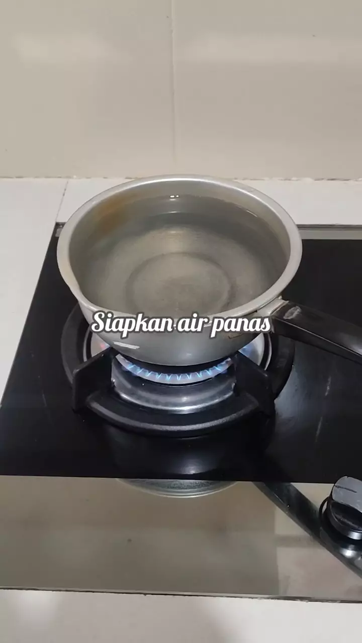 cara hilangkan noda kunyit di toples © 2023 brilio.net cara hilangkan noda kunyit di toples © 2023 brilio.net