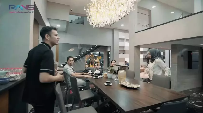 dapur Ahmad Sahroni serasa di kafe © YouTube