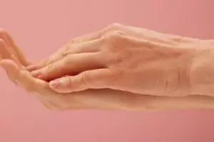 Trik agar tangan kering keriput jadi lembut pakai 1 bahan pemanis, nggak usah beli hand cream