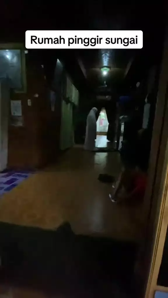 potret rumah pinggir sungai © 2024 TikTok potret rumah pinggir sungai © 2024 TikTok