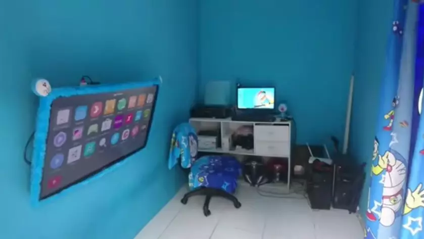 rumah berdinding semen interiornya pecinta Doraemon © YouTube