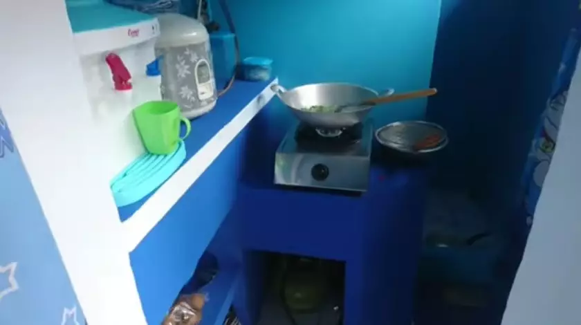 rumah berdinding semen interiornya pecinta Doraemon © YouTube