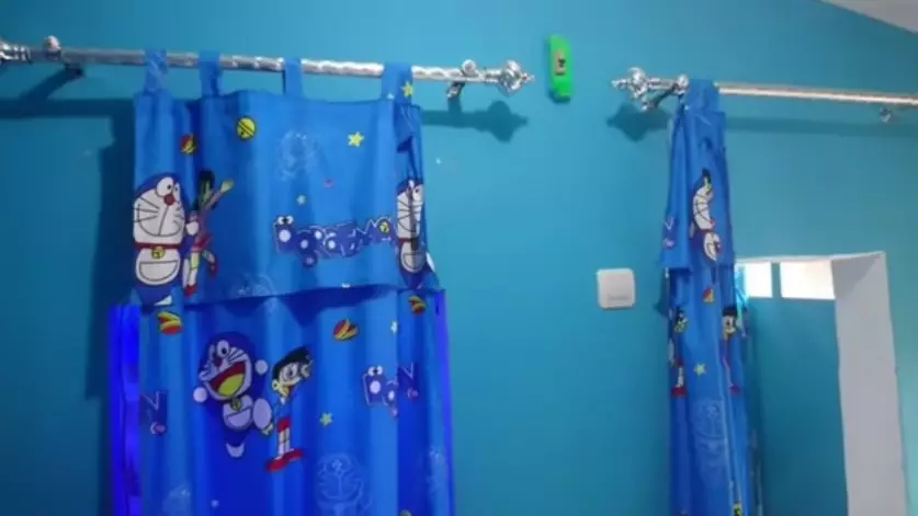 rumah berdinding semen interiornya pecinta Doraemon © YouTube