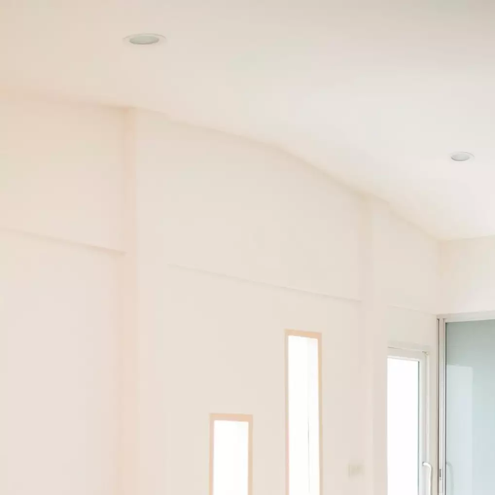 Bukan sekadar warna, ini alasan logis kenapa langit-langit rumah didominasi putih