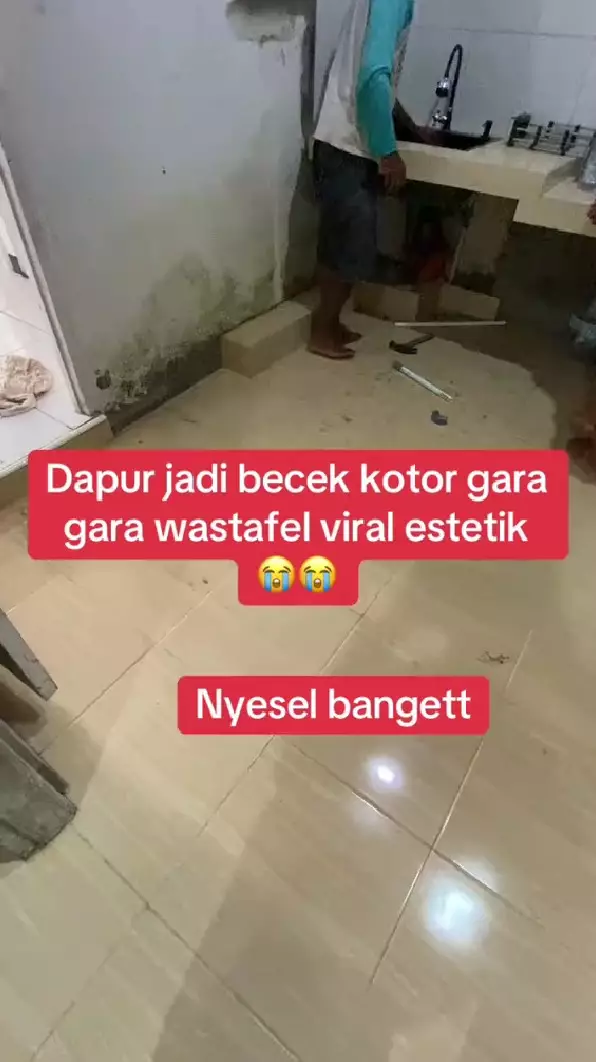 Wanita ini niatnya pasang wastafel viral  © TikTok