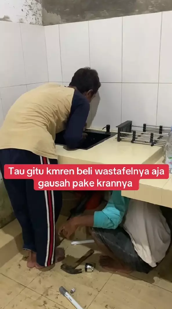Wanita ini niatnya pasang wastafel viral  © TikTok
