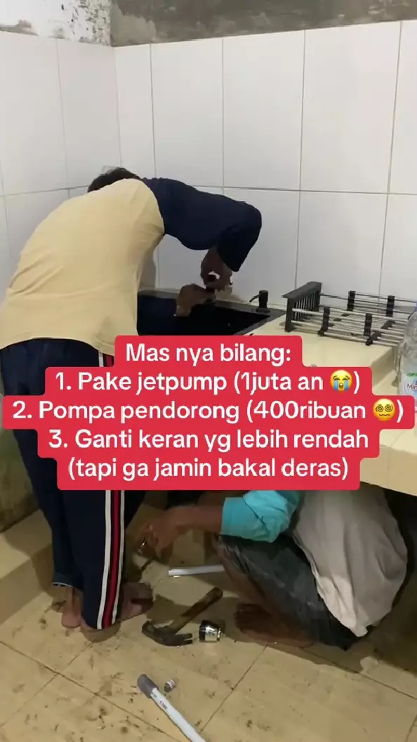 Wanita ini niatnya pasang wastafel viral  © TikTok