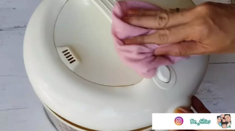 bersihkan magic com berkerak pakai bahan dapur  © YouTube