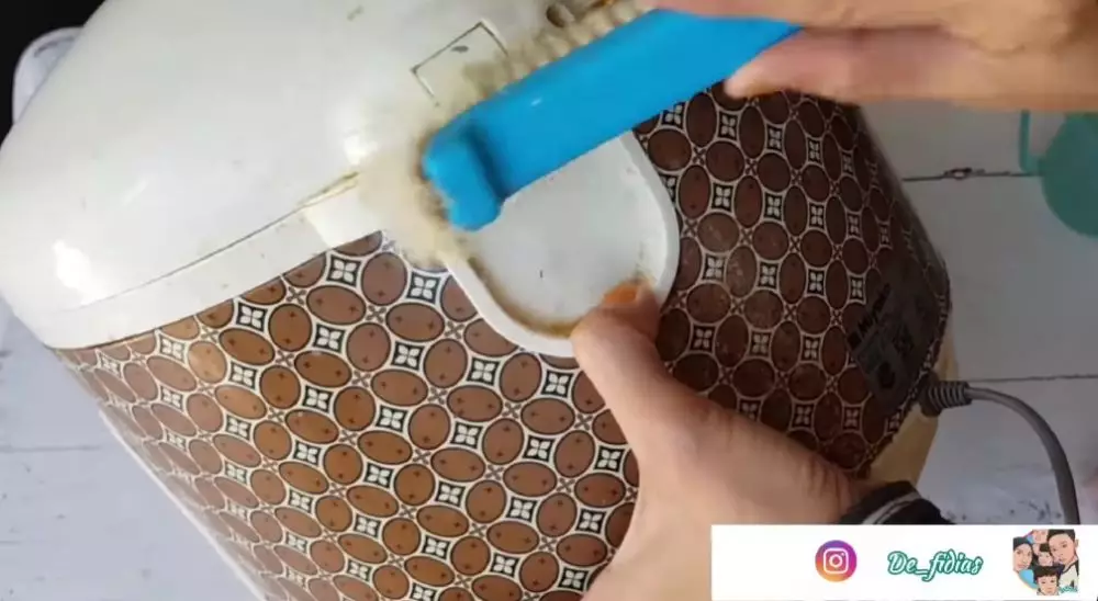 bersihkan magic com berkerak pakai bahan dapur  © YouTube