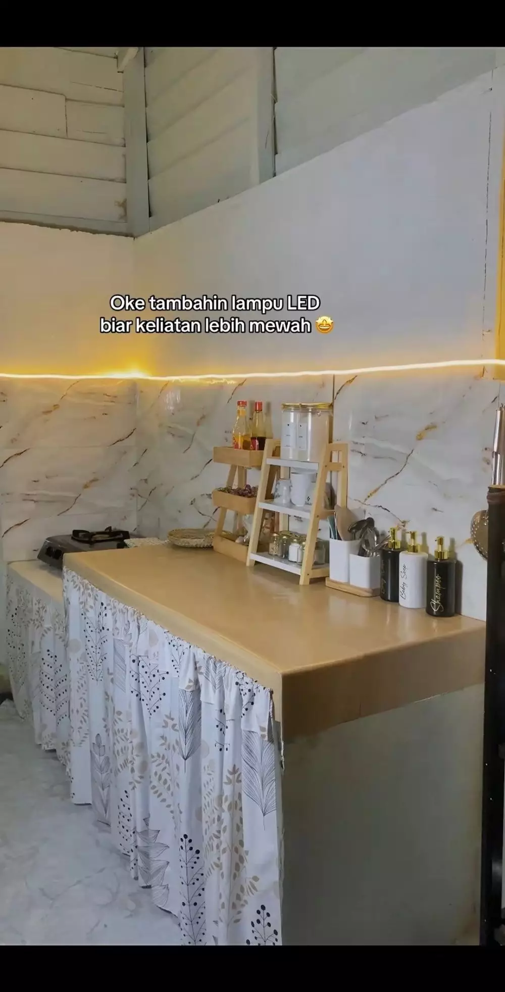 Dapur kontrakan kayu kumuh dimakeover © TikTok