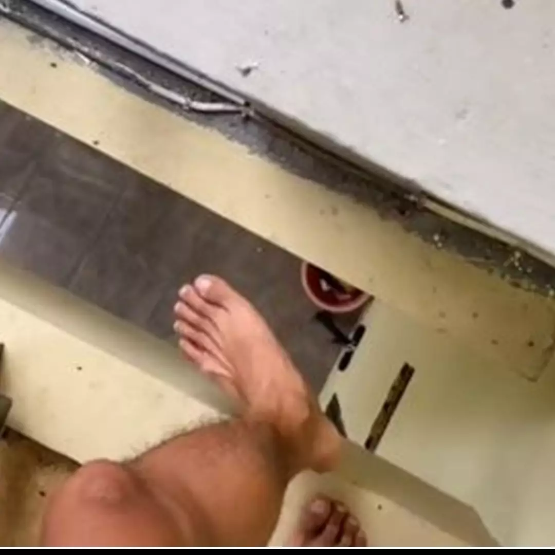 Pria ini bagikan desain rumahnya yang nggak jelas, alih-alih megah malah menyusahkan dan membahayakan