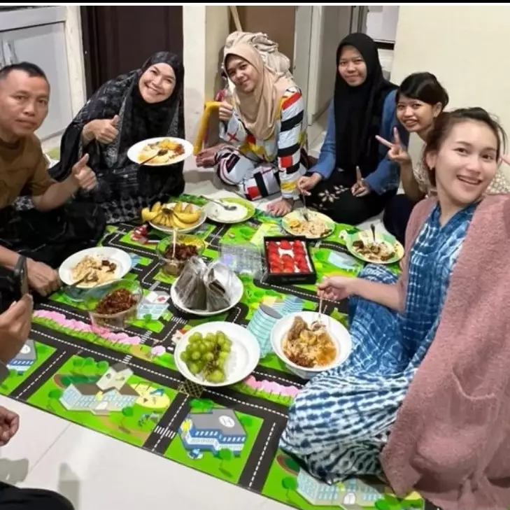 Antusias jalani puasa hari pertama, intip menu sahur 9 seleb, BCL simple masak telur