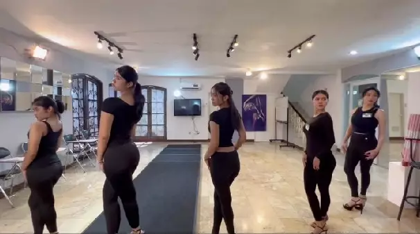 Almira anak Annisa Pohan ikuti kelas model © Instagram