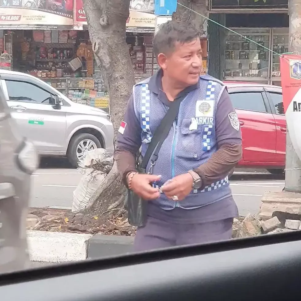 Viral juru parkir jujur se-Jakarta, tak lupa beri struk tanda bayar dan belasan tahun disiplin aturan