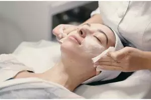 Tak perlu ke klinik, ini cara facial wajah sendiri di rumah untuk bantu basmi jerawat dan bruntusan