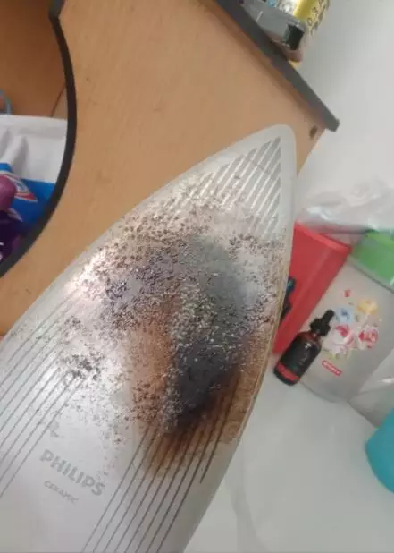 cara bersihkan noda lengket di setrika cuma pakai 1 bahan dapur © TikTok