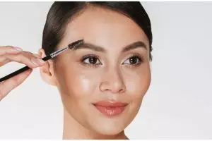 Tanpa minyak zaitun, begini cara alami menghitamkan alis secara permanen cuma dengan 2 bumbu dapur