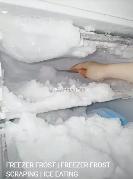 trik membersihkan bunga es pakai sendok sayur © YouTube