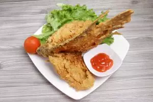 Trik bikin adonan pelapis ikan goreng yang krispi dan nggak lembek, tak usah dicampur terigu