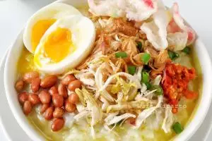 Resep bubur ayam kuah kuning, menu sahur yang gurih dan mengenyangkan