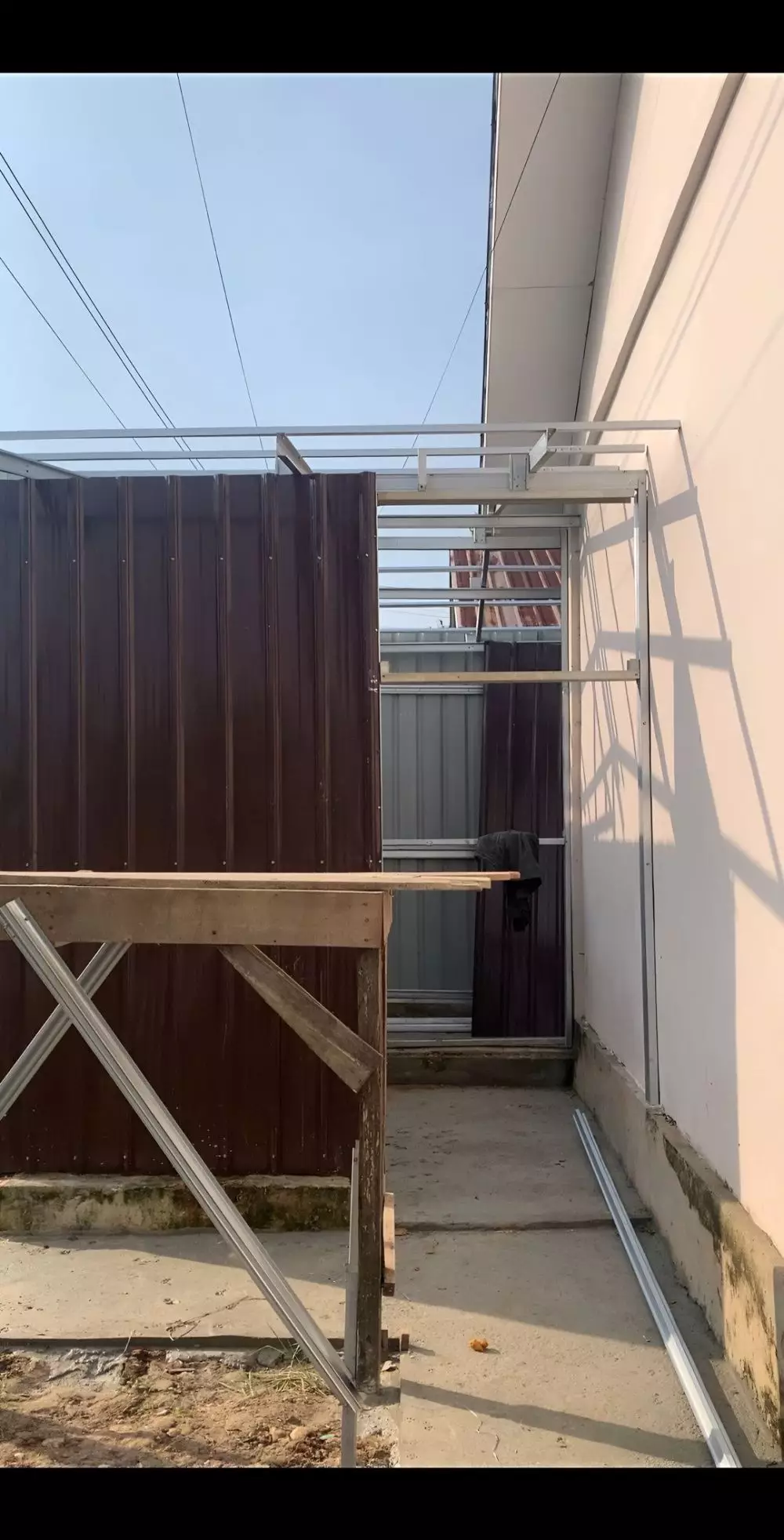 Bangun dapur dinding seng ala peti kemas © TikTok