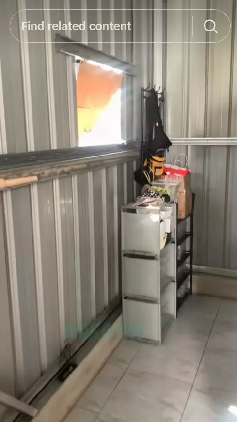 Bangun dapur dinding seng ala peti kemas © TikTok