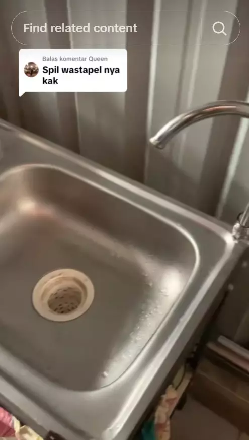 Bangun dapur dinding seng ala peti kemas © TikTok
