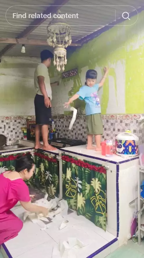 Dapur kumuh beratap seng dimakeover © TikTok Dapur kumuh beratap seng dimakeover © TikTok