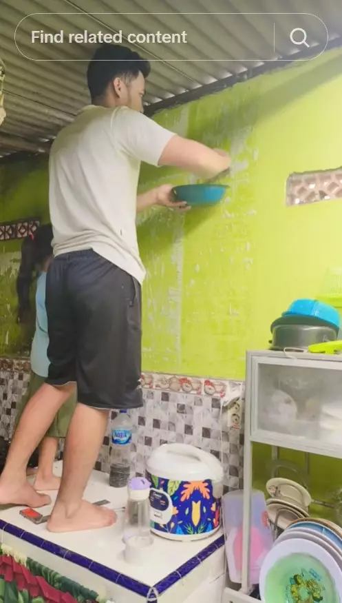 Dapur kumuh beratap seng dimakeover © TikTok Dapur kumuh beratap seng dimakeover © TikTok