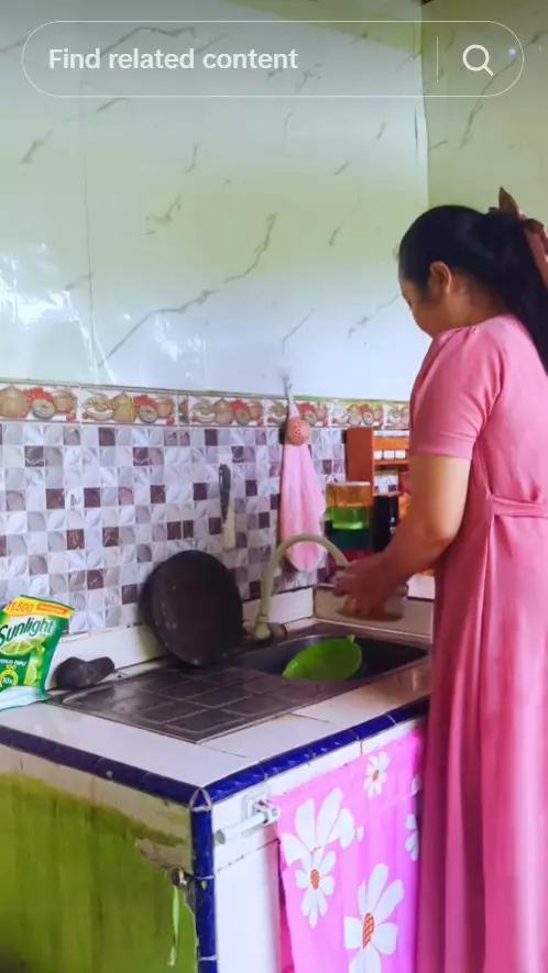Dapur kumuh beratap seng dimakeover © TikTok Dapur kumuh beratap seng dimakeover © TikTok