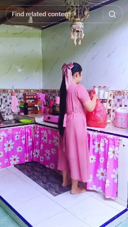 Dapur kumuh beratap seng dimakeover © TikTok Dapur kumuh beratap seng dimakeover © TikTok