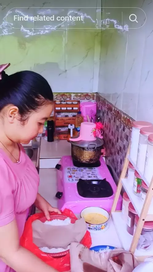Dapur kumuh beratap seng dimakeover © TikTok Dapur kumuh beratap seng dimakeover © TikTok