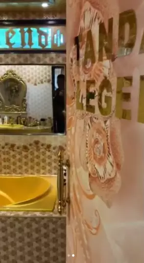 kamar mandi luar seperti gudang rongsok, dalam mewah © 2024 Instagram