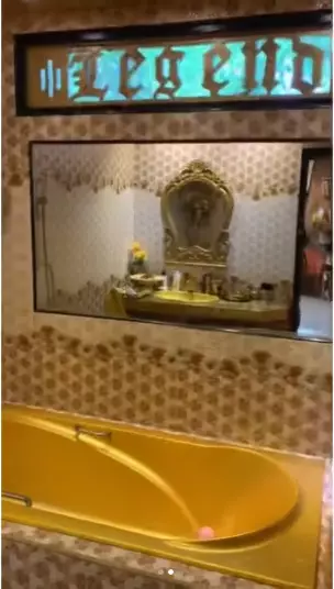 kamar mandi luar seperti gudang rongsok, dalam mewah © 2024 Instagram