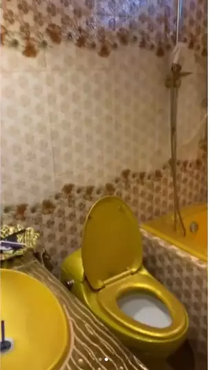 kamar mandi luar seperti gudang rongsok, dalam mewah © 2024 Instagram