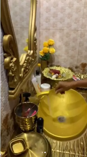 kamar mandi luar seperti gudang rongsok, dalam mewah © 2024 Instagram