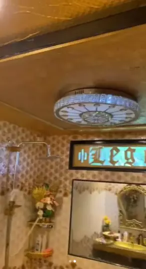 kamar mandi luar seperti gudang rongsok, dalam mewah © 2024 Instagram