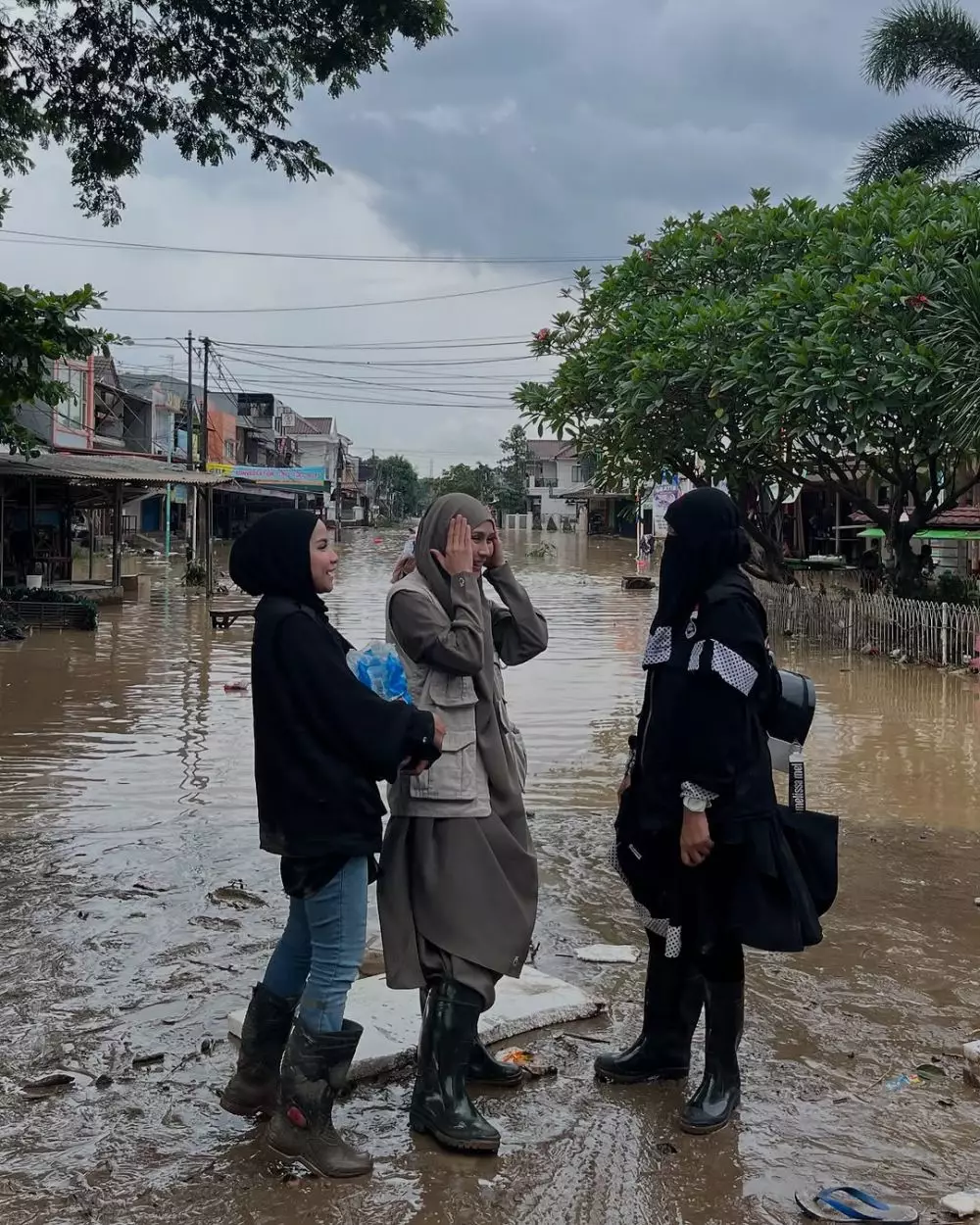 Zaskia Mecca bantu korban banjir di Bogor  © Instagram Zaskia Mecca bantu korban banjir di Bogor  © Instagram