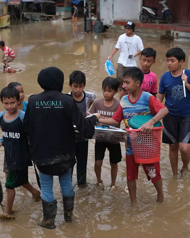 Zaskia Mecca bantu korban banjir di Bogor  © Instagram Zaskia Mecca bantu korban banjir di Bogor  © Instagram