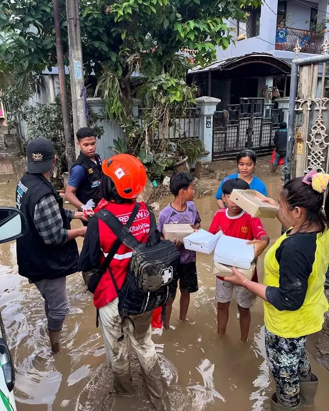 Zaskia Mecca bantu korban banjir di Bogor  © Instagram Zaskia Mecca bantu korban banjir di Bogor  © Instagram