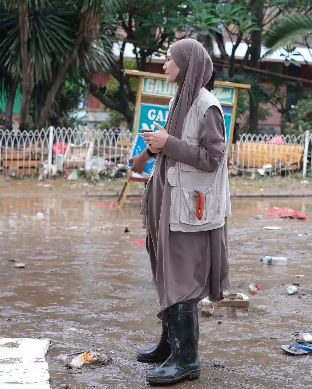 Zaskia Mecca bantu korban banjir di Bogor  © Instagram Zaskia Mecca bantu korban banjir di Bogor  © Instagram