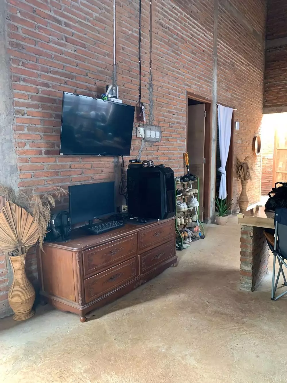 rumah berlantai semen interiornya apik © TikTok