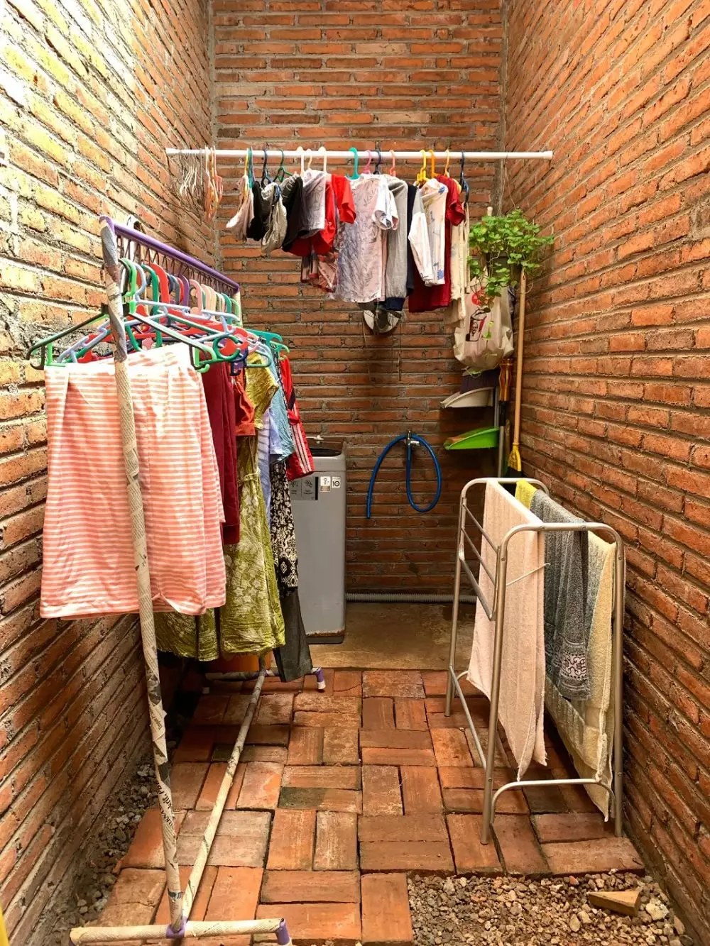 rumah berlantai semen interiornya apik © TikTok