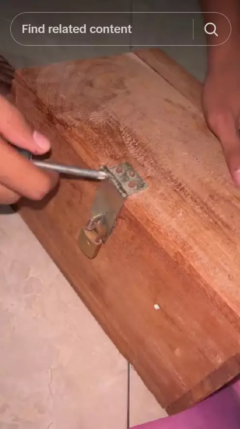 Wanita ini bongkar kotak warisan © TikTok Wanita ini bongkar kotak warisan © TikTok