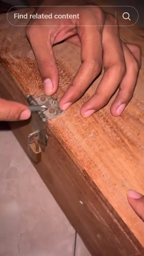 Wanita ini bongkar kotak warisan © TikTok Wanita ini bongkar kotak warisan © TikTok