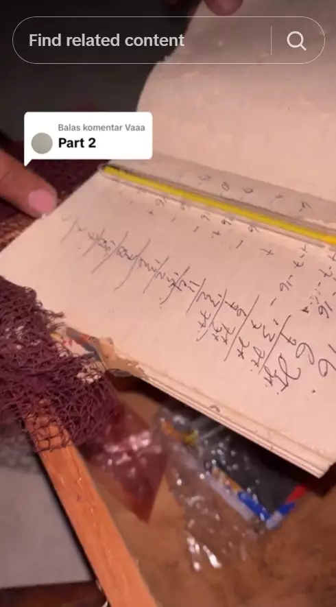 Wanita ini bongkar kotak warisan © TikTok Wanita ini bongkar kotak warisan © TikTok